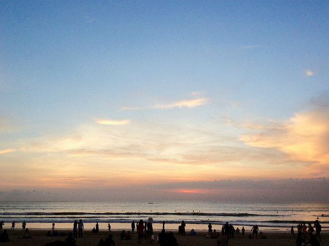 "来这里伴着浪花观赏日落也是不错的选择。因为我们到了库塔海滩。最后一站比较狂野。巴厘岛DFS免税店_库塔海滩"的评论图片