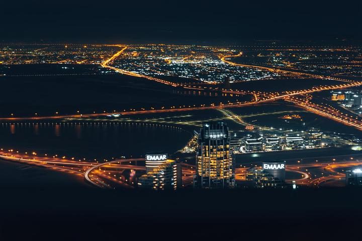 "晚上的夜景也超级棒，用慢快门拍下马路上的车流，夜晚的迪拜才有了土豪国该有的模样_哈利法塔"的评论图片