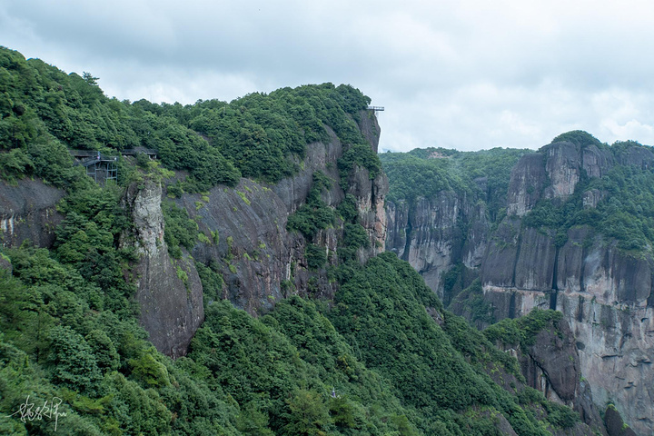 头望去是仙境般的神仙居火山流纹岩地貌,天淅沥沥下着小雨,地板都湿透