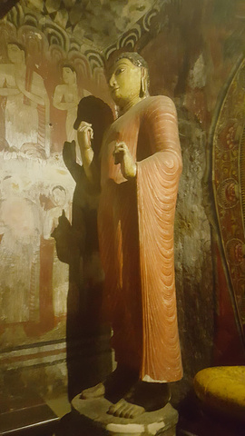 "这座瑰丽的艺术宝库拥有色彩缤纷的壁画和数量众多的佛像，且保存完好，令人赞叹_丹布勒石窟"的评论图片