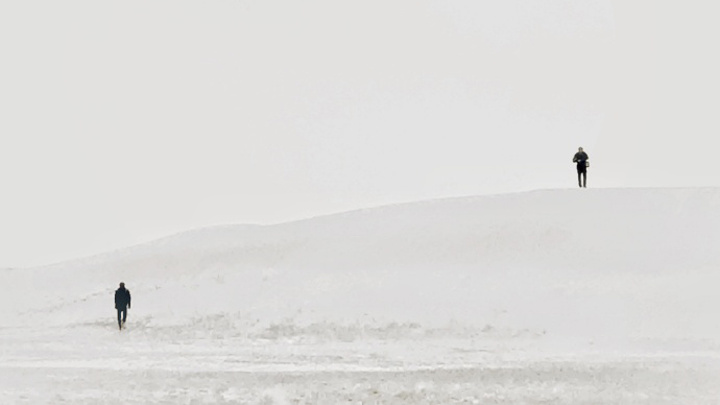 "金子海就像是一盏巨大的翡翠玉盘，就这样平嵌在沙山、草原之间，构成了一幅山、湖、草原相映成趣的壮..._金子海"的评论图片
