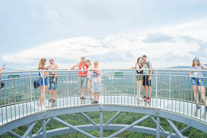 "哇哎噜观景台观景平台是目前国内斜拉式空跨度最长的玻璃平台，与257米长的悬崖玻璃栈道于一体，与..._呀诺达雨林文化旅游区"的评论图片