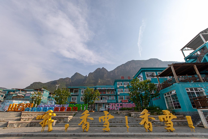 小说以北方小山村台儿沟为背景,讲述了每天只停留一分钟的火车给一向