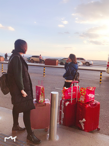 "在机场附近住了一宿，早上准备坐飞机回家。三个女汉子，一人一个大行李箱，现在已经拿不动了_长水国际机场"的评论图片