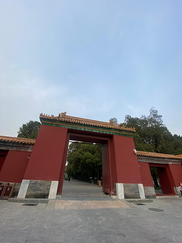 "按规划，第二天一早应该是坐车到中山公园下车，然后穿过公园走到午门检票进故宫。最后8点半才到达中山公园_中山公园"的评论图片