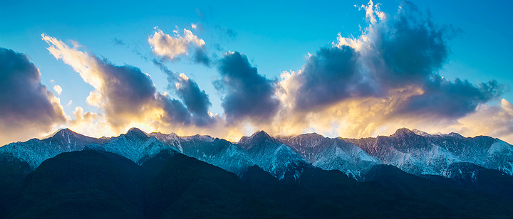 "据说，苍山上的雪是一个善良的姑娘，为镇压为祸一方的瘟神所化身的_苍山"的评论图片