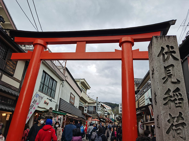 "伏见稻荷大社的入口，这里矗立着由丰臣秀吉于1589年捐赠的大鸟居，后面便是神社的主殿及其他建筑物_伏见稻荷大社"的评论图片