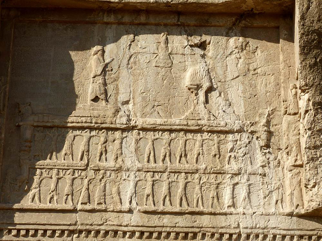 "洛斯达姆遗迹是萨珊王朝时期刻在山壁上的群像，被认为是描述最早的波斯民族英雄洛斯达姆的故事_波斯波利斯"的评论图片