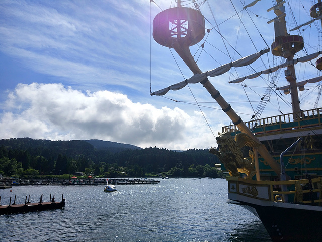 "芦之湖能够满足你对箱根所有的幻想。乘坐海盗船第一站到达箱根町港--用时20分钟这里面是一个小岛，干净_芦之湖游船"的评论图片