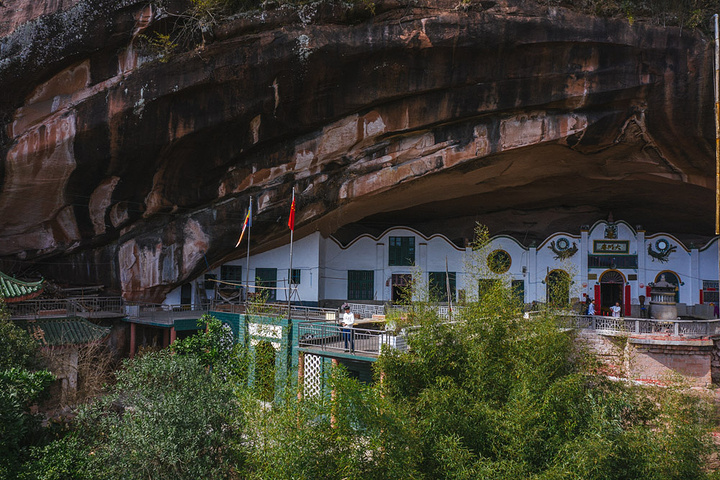 "今天我就带你走进一个神奇的山洞四寺，它就是位于郴州市永兴县的龙华山公园内。该坦山势雄峻，风景如画_龙华山公园"的评论图片