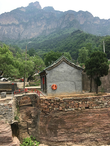 "郭亮村，进村四处处走走，也可晚上住在这里感觉一下山里人的生活。这可真有点历史了。随便解决一下午餐_中华影视村-郭亮村"的评论图片