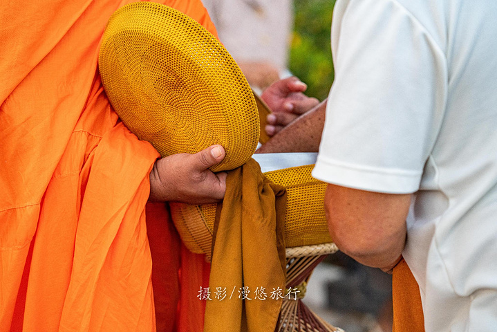 在素可泰,黃袍僧人每天早晨六點半會赤腳行走在金池寺的橋上,他們手捧