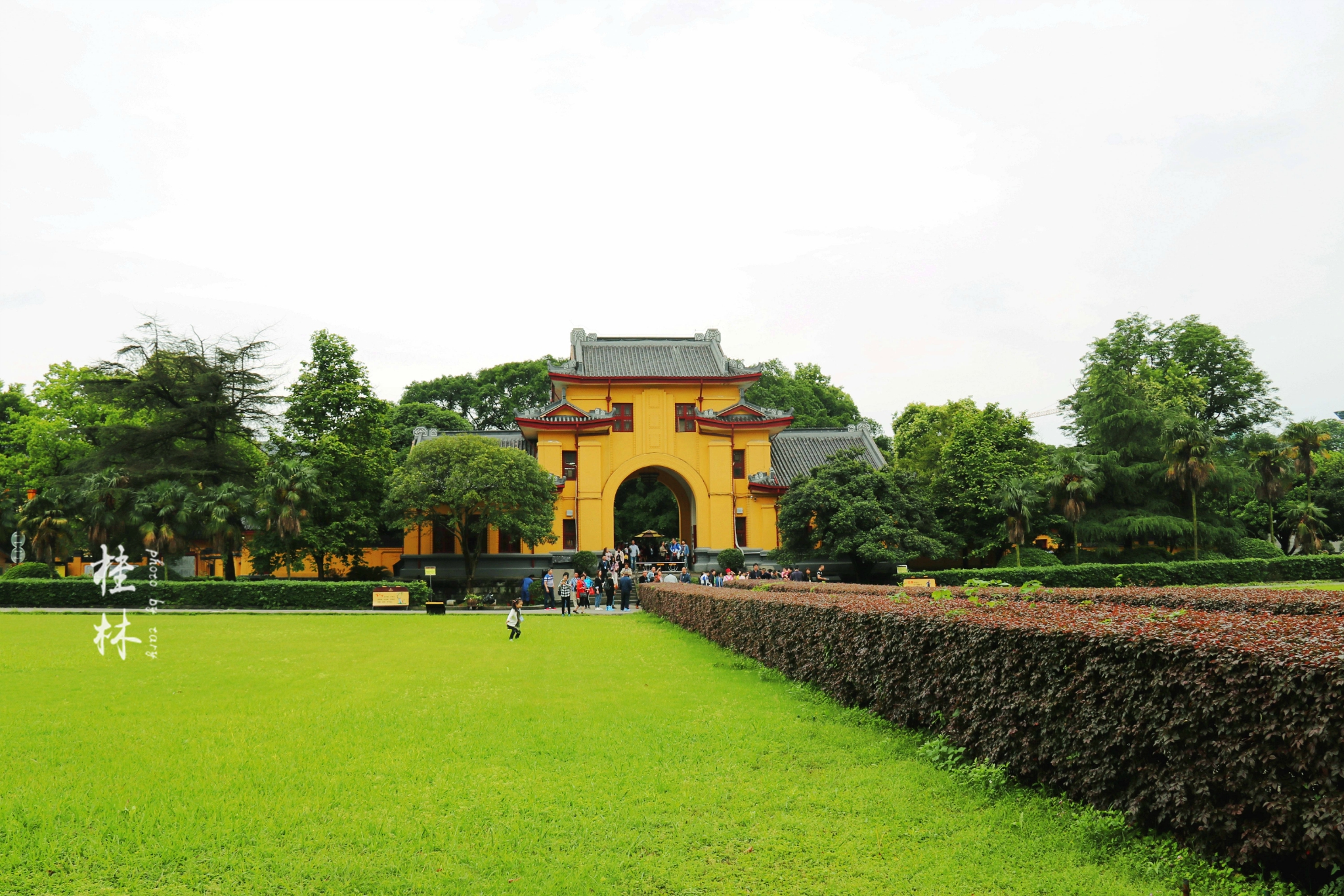 所以靖江王府里面可看的景色很少性价比不高靖江王府景区是配有导游