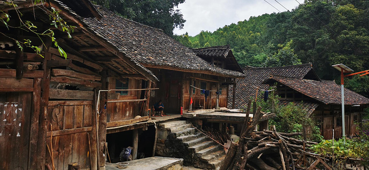 "最高处登高望远。建议先到门口处的餐厅去点菜，做好一桌菜一小时，我们也正好逛完，完美安排_南龙布依古寨"的评论图片