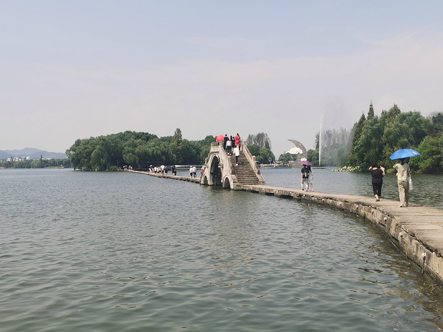 "到鉴湖景区以后就上了一个小岛叫“酒岛”，上面有一个玻璃栈道，是需要另外交费的，然后稀里糊涂走到..._鉴湖"的评论图片