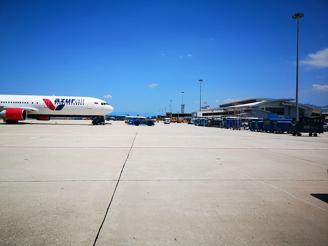 "卡姆拉恩机场人不多，行李托运好，安检也很快。来到候机厅，准备登机前往马来西亚吉隆坡，开启下一段的旅行_卡姆拉恩机场"的评论图片