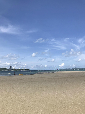 "外面就沙滩，非常近。海上很多人在玩飞翔伞。早上起床才体验酒店的泳池和海滩。外观酒店。沙质还算可以了_芭堤雅都喜天丽酒店(Dusit Thani Pattaya)"的评论图片