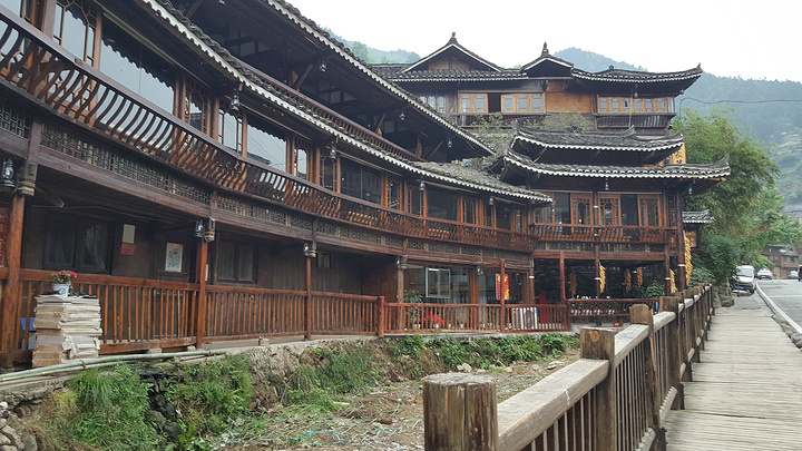 西江千户苗寨由十余个依山而建的自然村寨相连成片居住着西氏族苗族