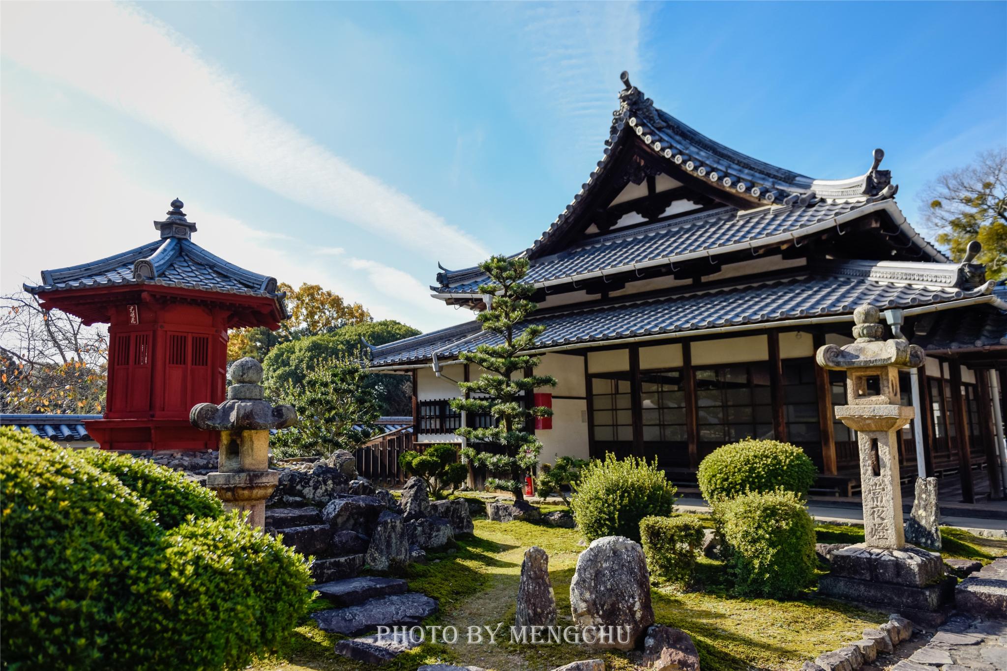 2023兴圣寺游玩攻略,.金黄的银杏随风飘零散落,.【去哪儿攻略】