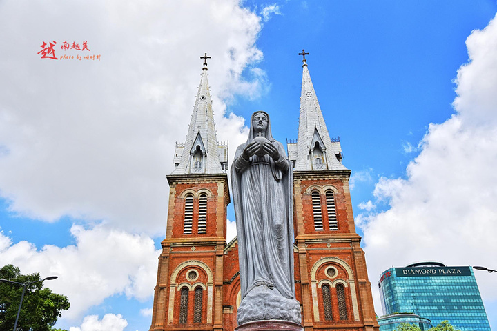 "但是教堂外部是非常合适拍照的，而且这一片是胡志明市的中心，彼此景点都挨着的，非常方便_西贡圣母大教堂"的评论图片