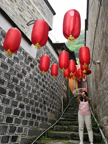 "城内现有四条古巷，景色独特。值得一坐的是镇远古镇的夜晚游船，每人80元，游玩半个小时，景色真的很不错_镇远古城"的评论图片