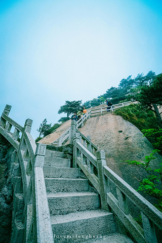 "...，这些远看似古堡魏立的天柱山岩石，在西关群峰垂直节理中非常发育，形成了横看成岭侧成峰的美丽景致_天柱山"的评论图片