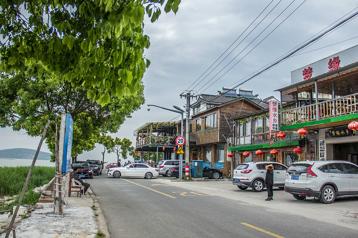 "...山附近，去了一个明月湾古村，然后就在周边随意逛了逛，太湖风景很好，风轻轻地柔柔地吹在脸上很惬意_西山"的评论图片