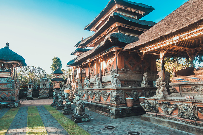 乌布王宫就在乌布市场的对面,在素有巴厘岛艺术重镇之称的乌布,皇宫是