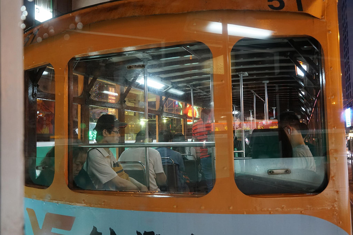 "这么一个特殊的存在，游玩香港一定不要错过！第一：全是玻璃的车厢，完全不影响看夜景的视线_香港叮叮车"的评论图片