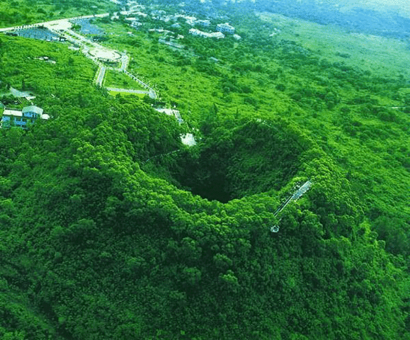 "沿着火山口雨林栈道探秘距今1万年至100万年间火山爆发所形成的独具特色的玄武岩石古民居以及保存..._雷琼海口火山群世界地质公园"的评论图片