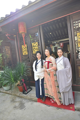 "马来西亚华裔姑娘们在潮州载阳客栈里穿着汉服合影（潮州 啊伟 摄）。西洋乐器配汉服，毫无违和感_潮州载阳客栈"的评论图片