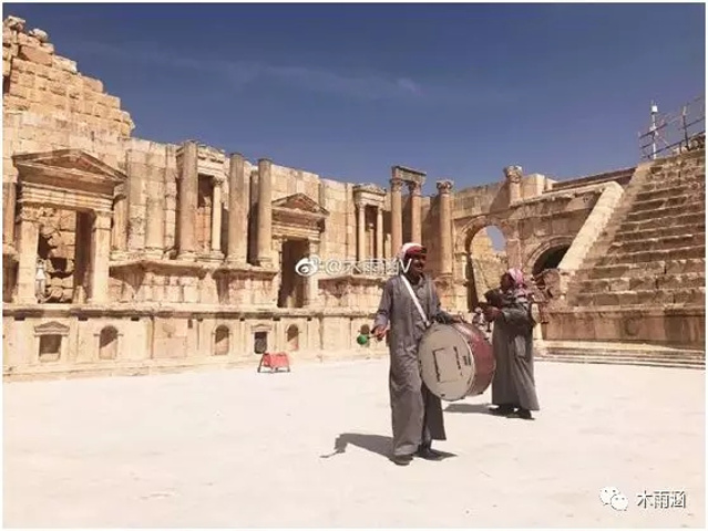 "拉什遗址中有两个半圆形露天剧场，被称为古罗马剧场。是约旦境内保存得最完好的古罗马城市之一_杰拉什罗马古城遗址"的评论图片