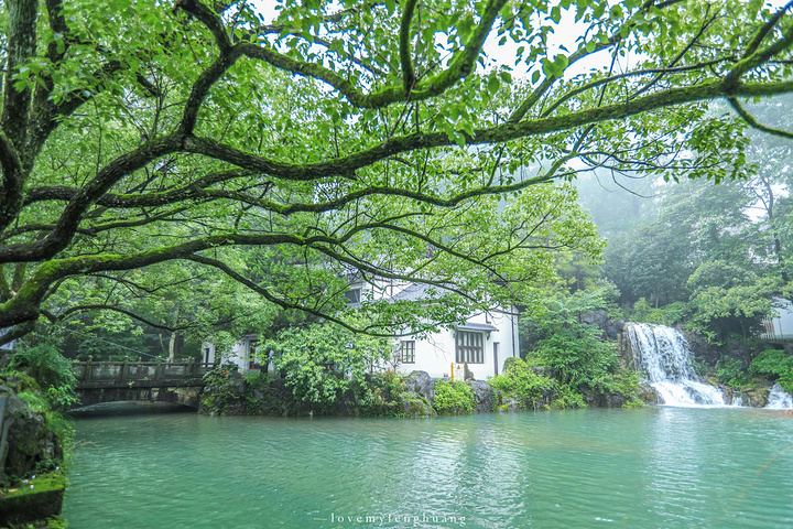 "烟雨朦胧下的双瑶池，仿佛仙境一般。中国溶洞之最的冰壶之瀑？如何躺着进洞_双龙风景旅游区"的评论图片