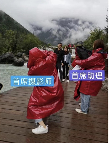 "快要到顶的时候遇上了两个挺好玩的 上海 小哥哥，还帮我们想着造型拍照，到顶后发现 玉龙雪山 被..._玉龙雪山"的评论图片