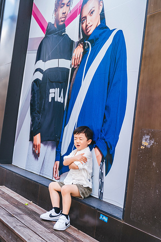 "在这里汇聚着各地美食、适合拍照的咖啡馆、 韩国 独立设计师品牌潮店、 韩国 年轻人最爱去的Cl..._弘大站"的评论图片