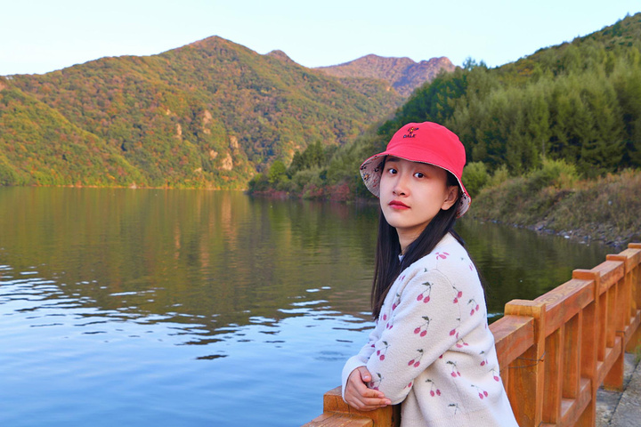 "湖边有一条长凉亭，站在长亭这个角度绝对是观赏关山湖景色的绝佳地之一_关山湖"的评论图片