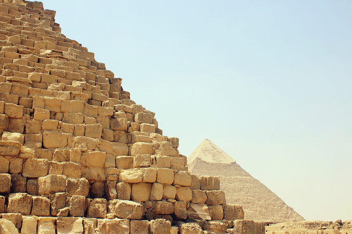 "...金字塔遗址包含狮身人面像及一众金字塔，其中最为宏伟的是古埃及第四王朝的祖孙三代法老的三座金字塔_吉萨金字塔群"的评论图片