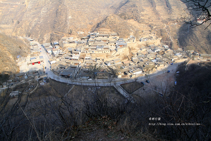 "...底两次来到爨柏景区，主要是欣赏一下古村的建筑，我在一户人家的外墙上看到了一幅对“爨”的解释说明_爨底下村"的评论图片