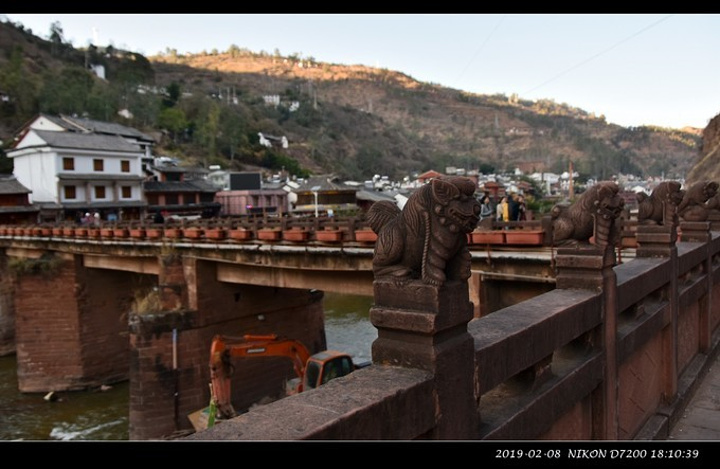 "横跨 龙川 江上的石桥叫做“五马桥”。它曾是检查私盐的第一道哨卡，也是拒匪于镇外的军事要塞_五马桥"的评论图片