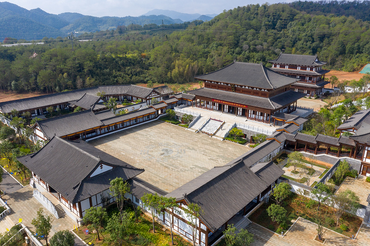 "...考亭书院，背靠青山，三面环水，景色不错，有学堂、食堂、宿舍和操场，居然还有一个跑马场，也是酷了_考亭书院"的评论图片