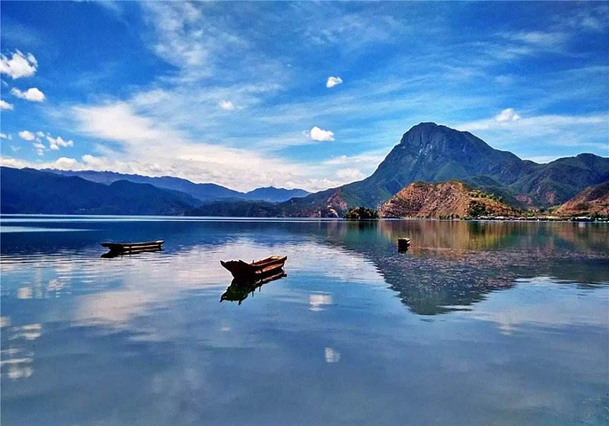 正是水满鱼肥的好季节坐在小船中看蓝天白云碧水云天海中有草草中有