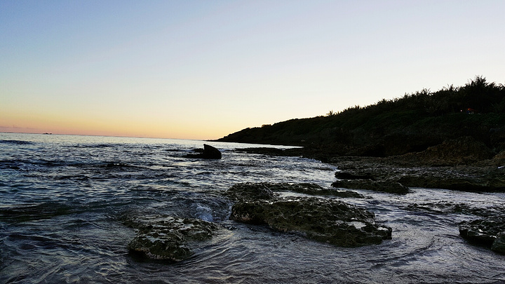 "夕阳沉海的美景，入夜则可以看见漫天闪耀的点点星光。由于鲜有游客造访，还保持着自然的风貌_垦丁白沙湾海滩"的评论图片