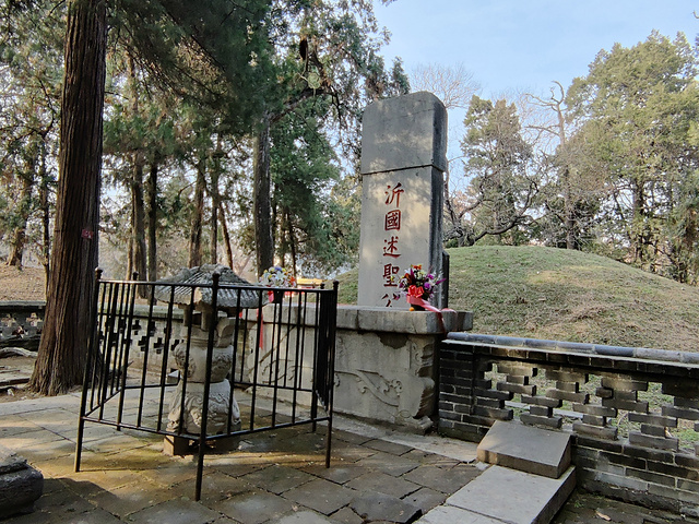 "孔子墓东边是他的儿子孔鲤墓，南边是他的孙子孔伋墓，寓意携子抱孙_孔子墓"的评论图片