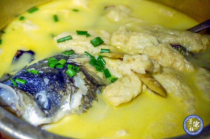 鱼头鲜嫩豆冲吸饱汤汁之后有爆浆的口感再来一碗汤满足辣椒炒肉超级