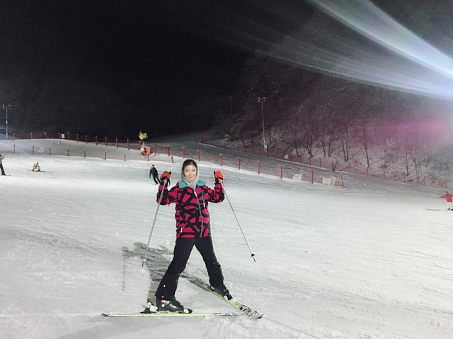 "特别是深夜11点以后，雪道上人很少了，虽然可能夜晚视野不是很好，但是雪道上光照还算比较清楚，对..._大明维瓦尔第SONO滑雪场"的评论图片