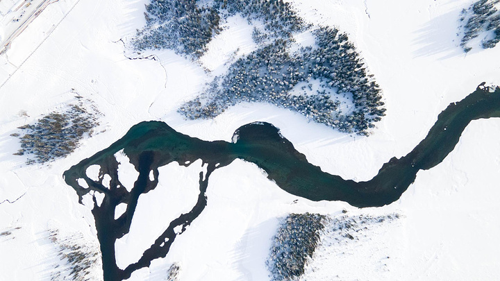 "人间仙境喀纳斯，被誉为最后一块净土，这里是西伯利亚泰加林在中国唯一延伸带，冬天的喀纳斯湖被冰雪..._喀纳斯景区"的评论图片