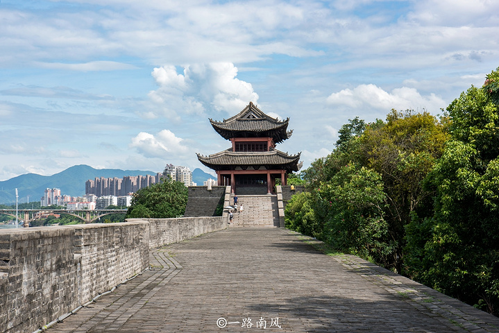 "登上城墙眺望古城内外风光，气象万千，难怪辛弃疾等人词兴、诗兴大发_古城墙"的评论图片