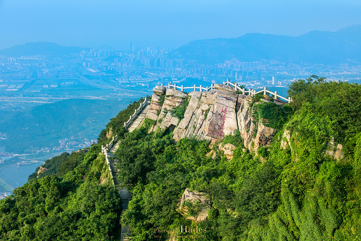 玉女峰是花果山的最高峰,也是江苏省的最高峰,海拔624.4米.