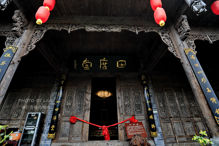 迎着绵绵细雨一路向西,中午抵达雅安北时,下高速在九大碗饭庄品尝当地