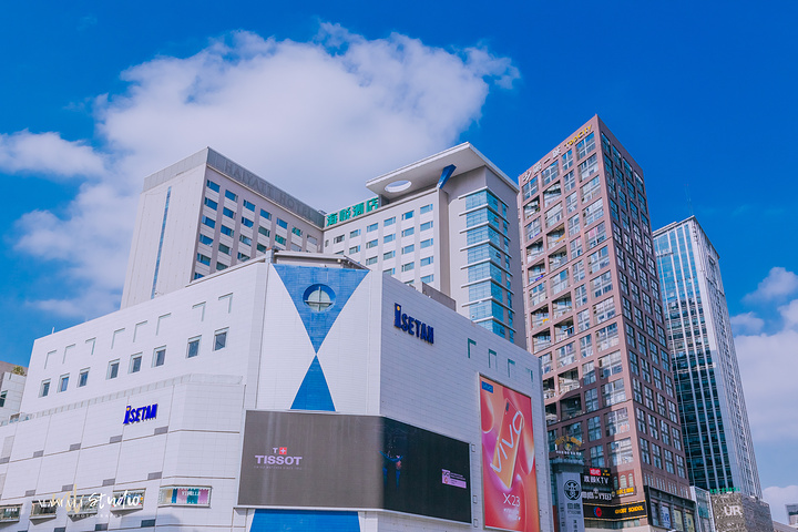 伊势丹是白色的楼梯,看起来并不是很高,被周围的建筑给挡着严严实实